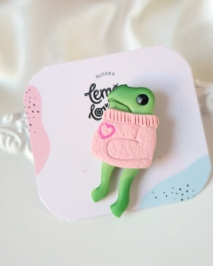 Żaba w sweterku pin 