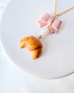 Croissant rogalik z kokardą i perłą naszyjnik