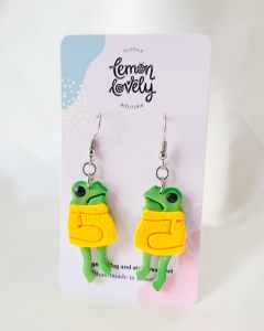 Kolczyki wiszące żaby w sweterkach  yellow