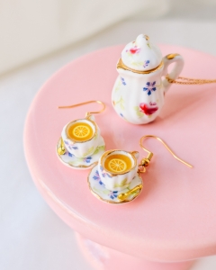 Kwiatowe filiżanki z herbatą i imbryk komplet na prezent