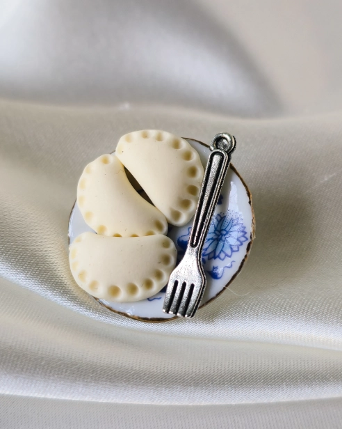 pierogi_na_talerzu_broszka.jpg